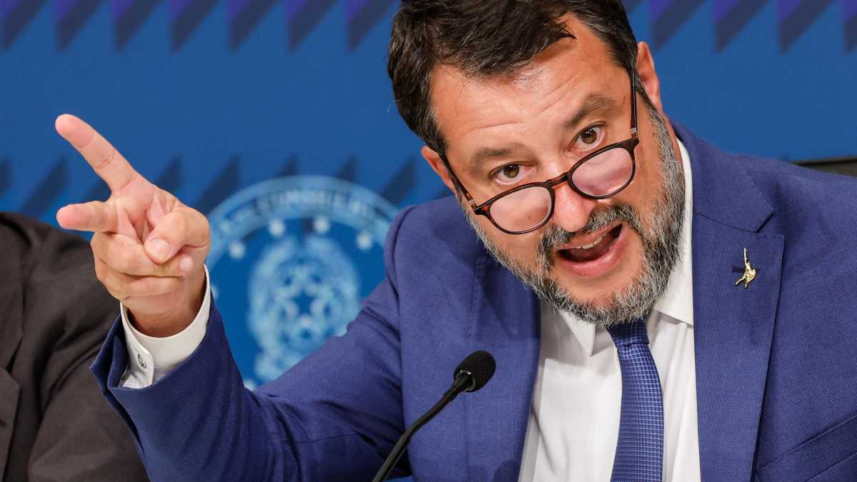 Immagine di Il governo tassa gli extraprofitti delle banche per tagliare le tasse. Crollano i titoli bancari a Piazza Affari