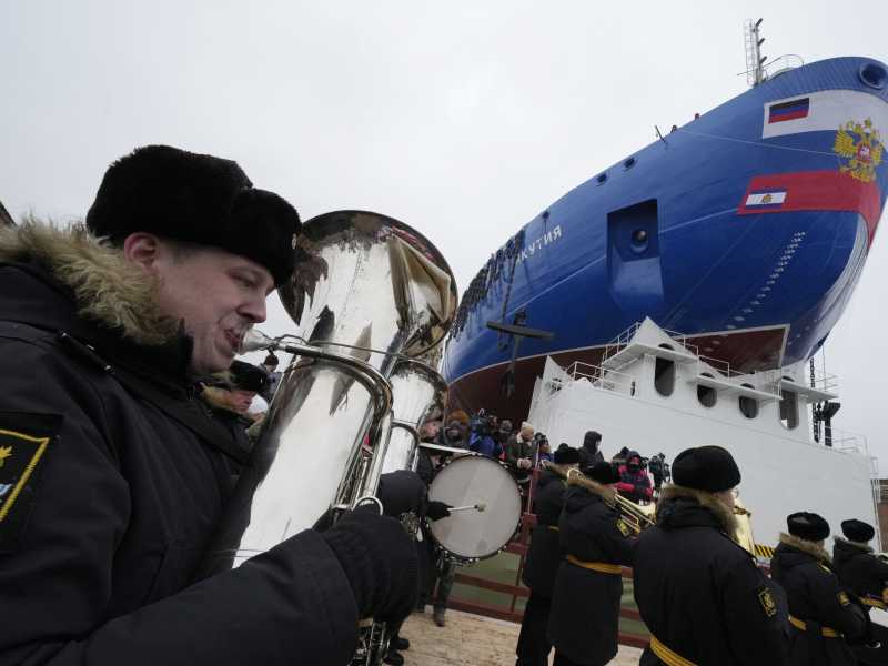 La banda navale suona a San Pietroburgo per il varo della rompighiaccio a propulsione nucleare Yakutia (AP Photo/Dmitri Lovetsky) <br />