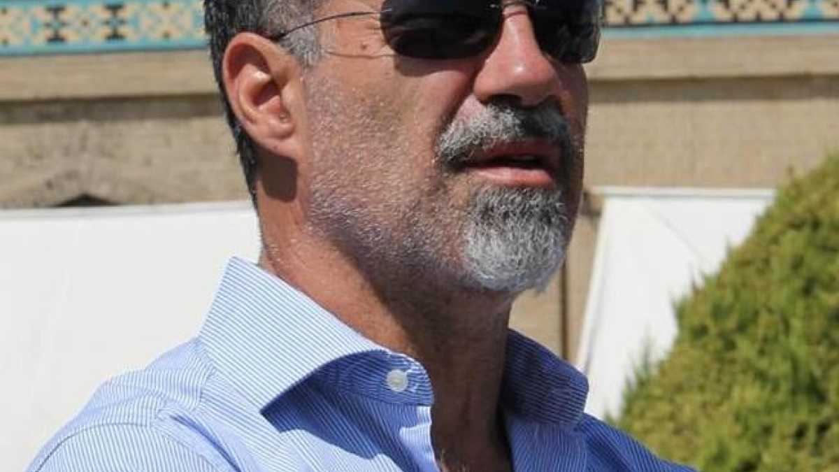 Immagine di De Angelis è “negazionista”, ma nel paese dei complotti tutti mettono in dubbio tutto