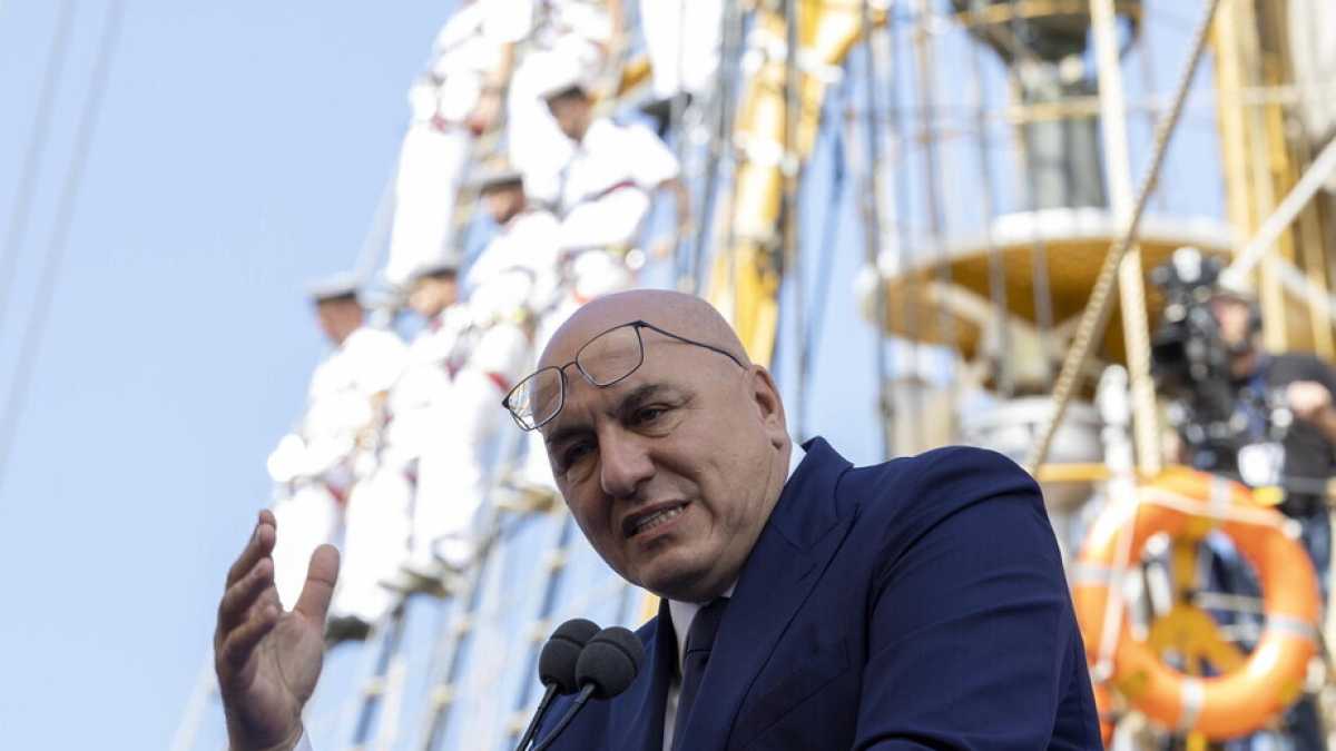 Immagine di Mattei non avrebbe definito “non ostile” la giunta in Niger. Consigli a Crosetto