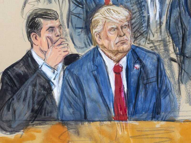 Lo schizzo raffigura l'ex presidente Donald Trump e l'avvocato della difesa Todd Blanche durante l’apparizione al Tribunale federale di Washington (LaPresse) <br />
