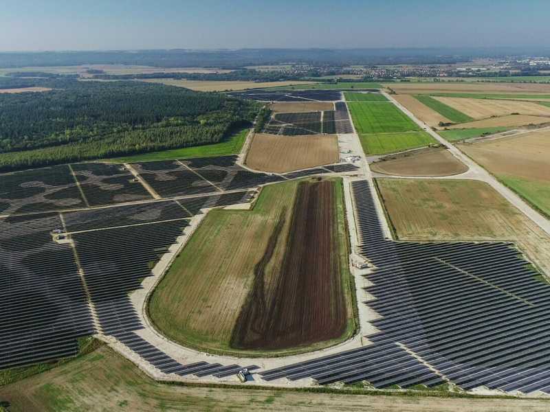 La centrale solare di Athies-Samoussy, in Francia, in una base Nato dismessa (Ansa) <br />