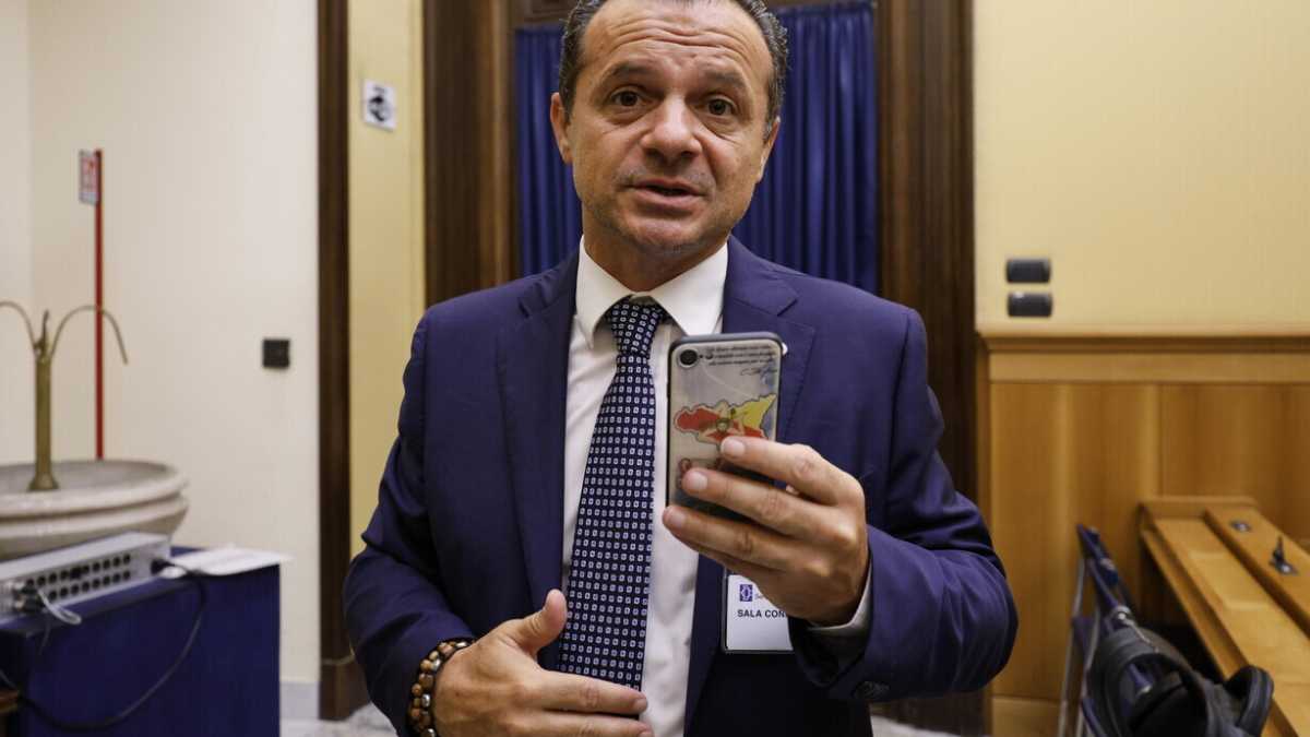 Immagine di Cateno De Luca passa dalla Puglia e prova ad arruolare le liste civiche emilianiste per le europee