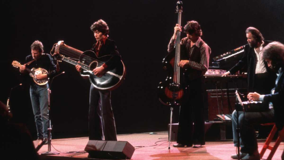 Immagine di Addio a Robbie Robertson, il chitarrista che propiziò la svolta elettrica di Dylan