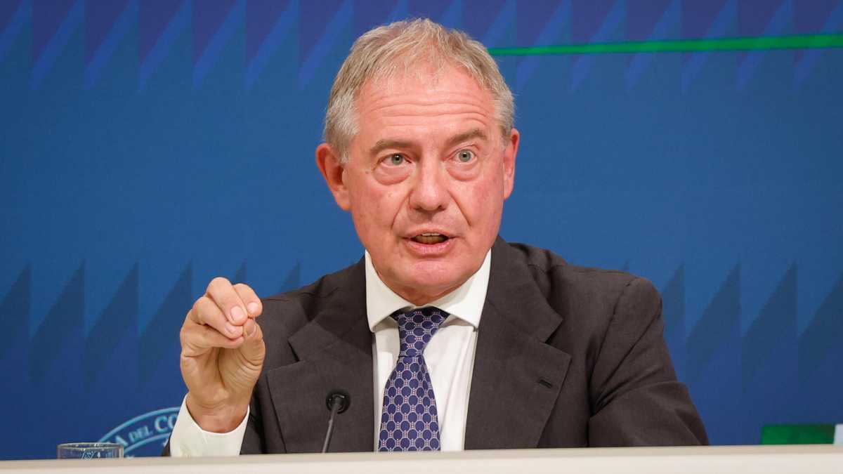 Immagine di Voli, benzina, cibo: la strategia di Urso per calmierare i prezzi è un flop