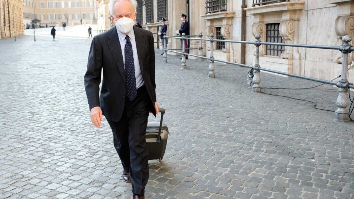 Immagine di Meloni e l'ingegner Giavazzi: "Vuole intimidirci con i suoi pizzini"