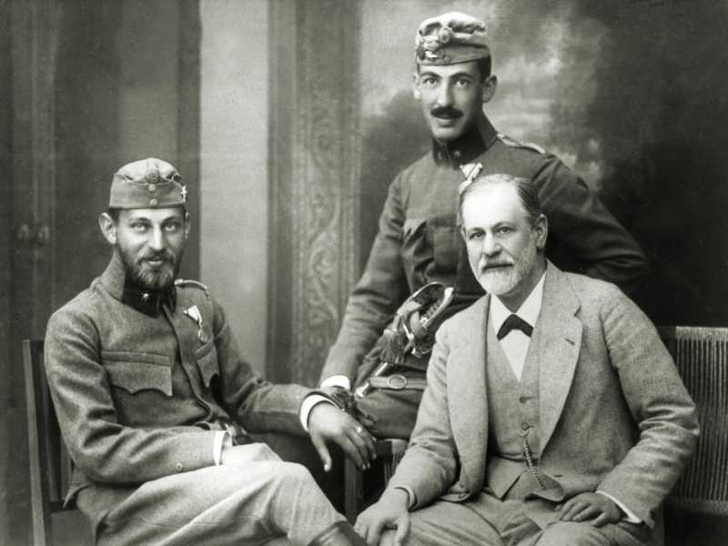 Sigmund Freud con i figli Ernst e Martin in uniforme austro-ungarica nel 1916 (Getty)