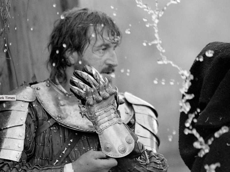 Una scena dal film di Aleksey German del 2013 che adatta "E' difficile essere un dio"