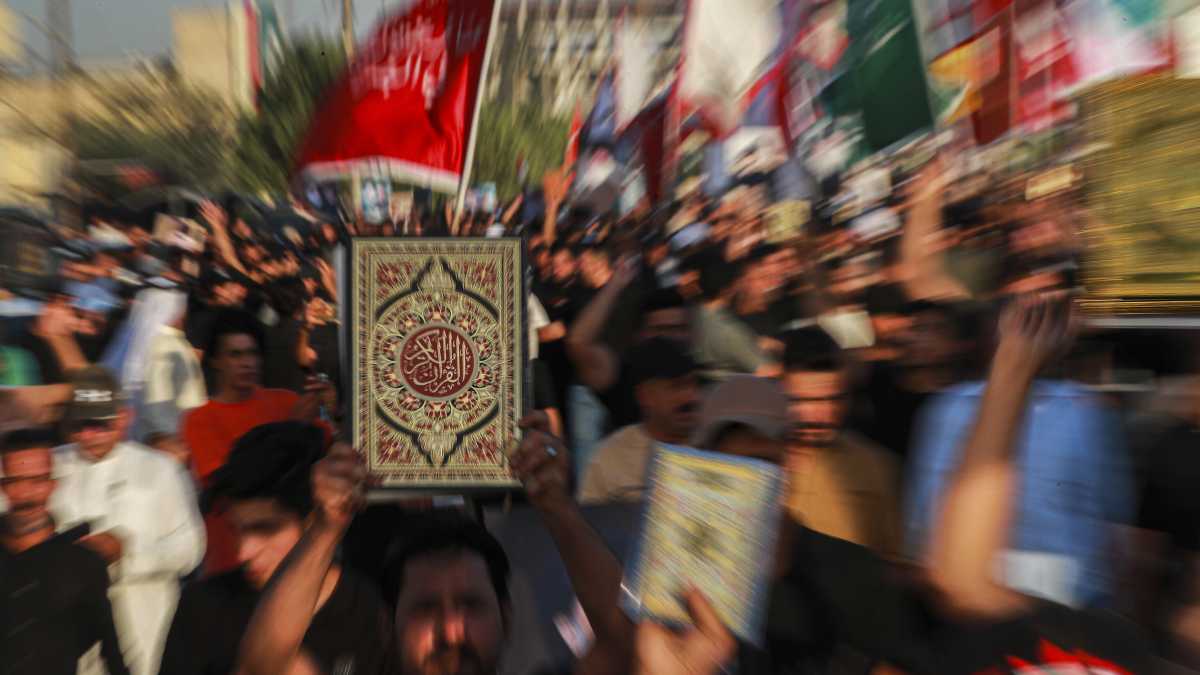 Immagine di “Possiamo grattugiare il Corano?”. Il gesto dell’artista iraniana