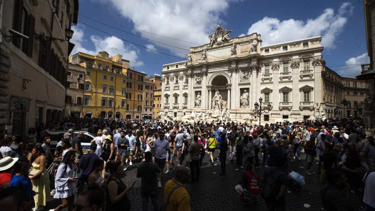 Immagine di Buon Ferragosto malmostosi e populisti del turismo