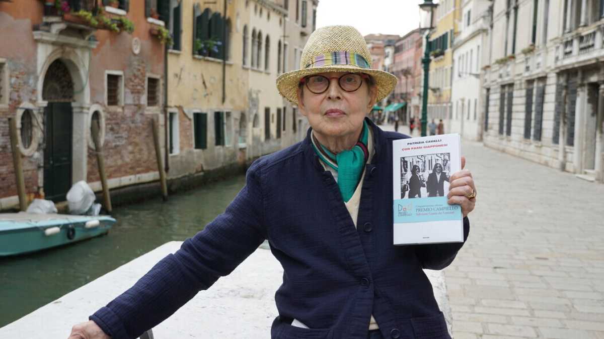 Immagine di I versi di Patrizia Cavalli svelano la differenza tra cosa è poesia e cosa no