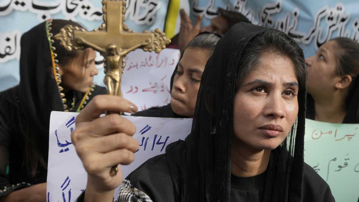 Immagine di Con le leggi anti blasfemia il regime ibrido del Pakistan fa paura. Cinque chiese date alle fiamme