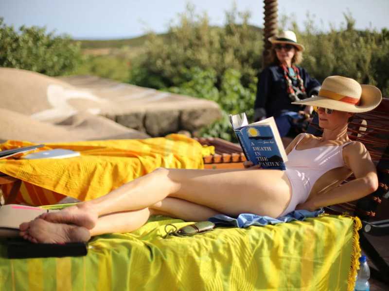 Tilda Swinton legge "Una morte in famiglia" di James Agee nel film del 2015 diretto da Luca Guadagnino "A Bigger Splash"<br /> <br />