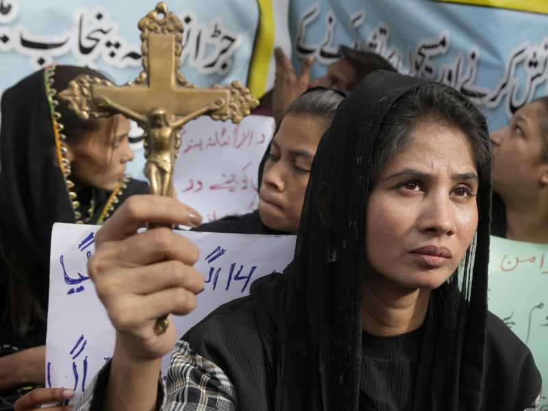 Con le leggi anti blasfemia il regime ibrido del Pakistan fa paura. Cinque chiese date alle fiamme