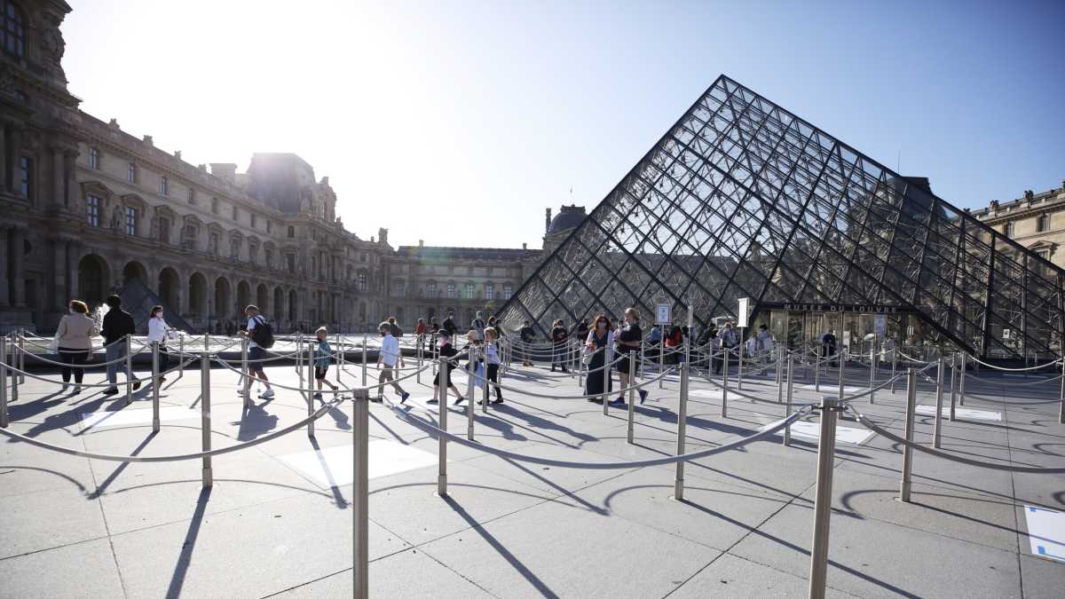 Immagine di Alla visita del Louvre preferisco la lettura di libri sul Louvre