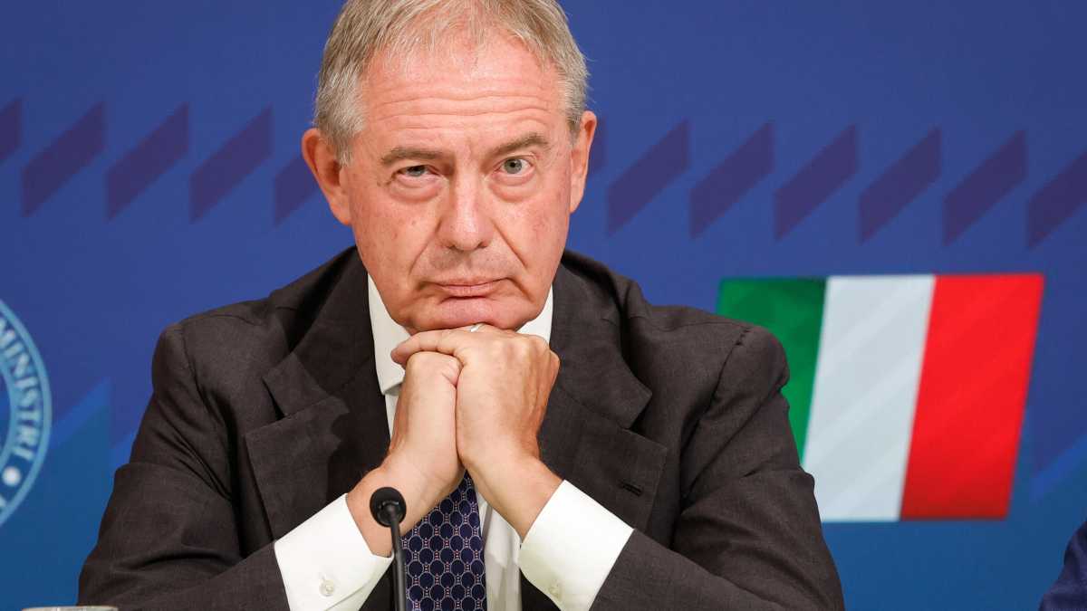 Immagine di Così Urso imbarazza il governo sulle accise, ma si gode i sondaggi. Meloni sbuffa e cerca rimedi