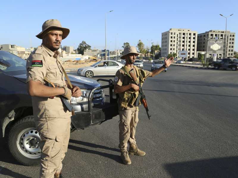 Le forze di sicurezza pattugliano le strade di Tripoli dopo gli scontri di questi giorni (foto LaPresse)