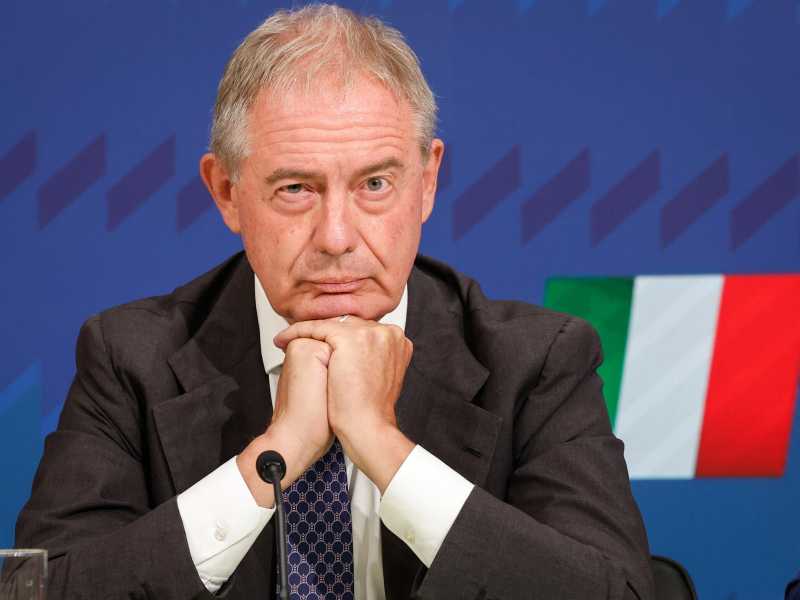 Così Urso imbarazza il governo sulle accise, ma si gode i sondaggi. Meloni sbuffa e cerca rimedi
