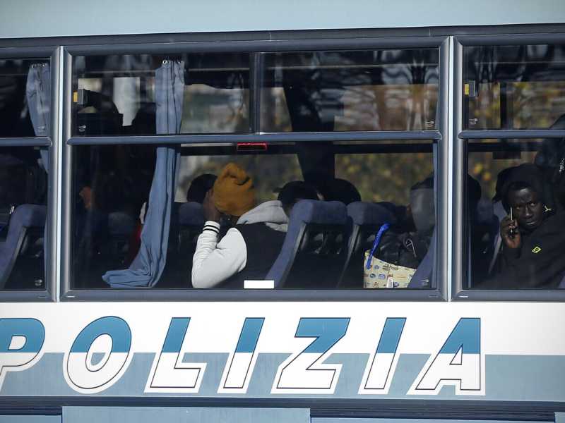 I nuovi criteri per la distribuzione dei migranti agitano il centrodestra