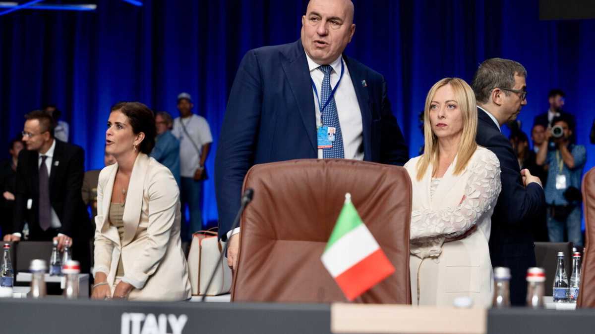 Immagine di Le scelte di Crosetto salvano il governo sul caso Vannacci
