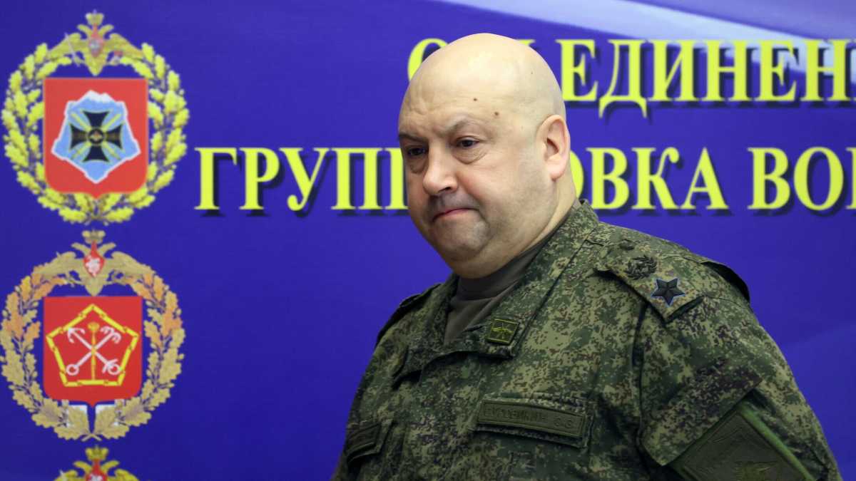 Immagine di Putin caccia il generale Surovikin dal comando dell’aeronautica