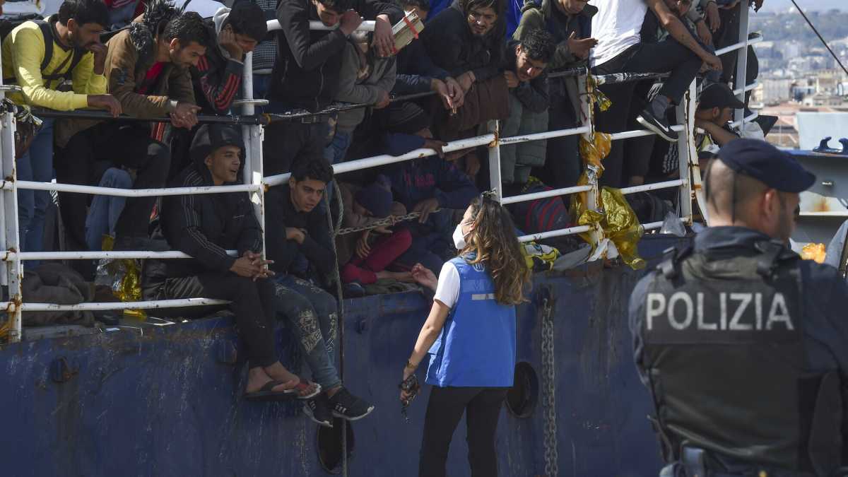 Immagine di Cosa non fa il governo sui migranti. Botta e risposta col prefetto Valenti