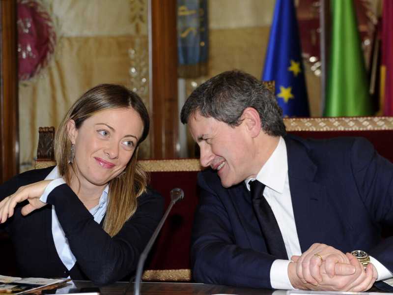 21 ottobre 2010, l'allora ministro della Giovent&ugrave; Giorgia Meloni e il sindaco di Roma Gianni Alemanno (Ansa)&nbsp;<br />
