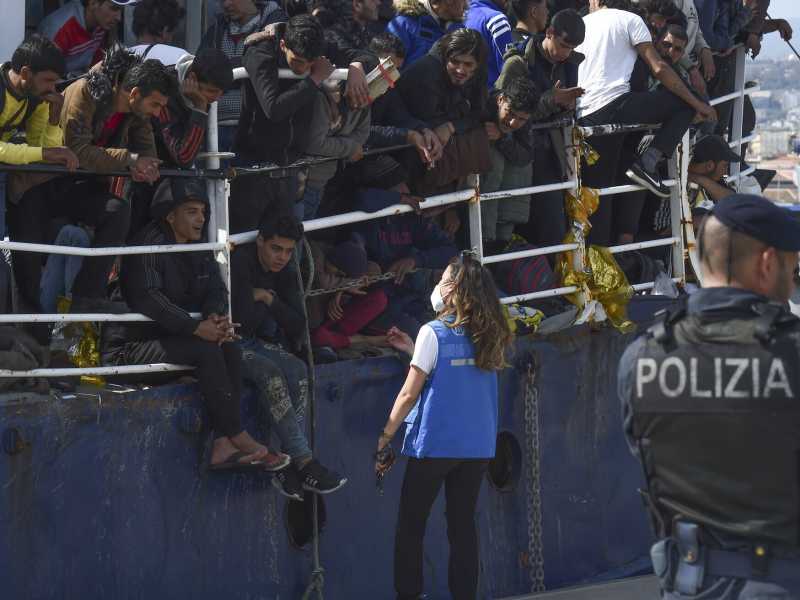 Sbarco di migranti a Catania (LaPresse) <br />