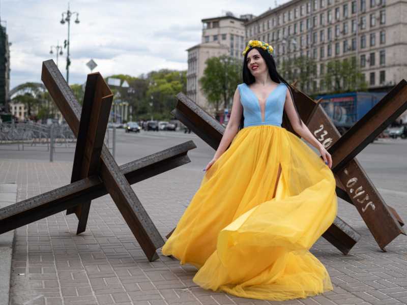 Una giovane donna vestita con i colori della bandiera nazionale ucraina posa per una foto in Piazza Indipendenza il 30 aprile 2022 (Foto di Alexey Furman/Getty Images) 