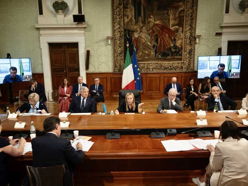 Pregi e limiti del salario minimo oltre gli opposti estremismi