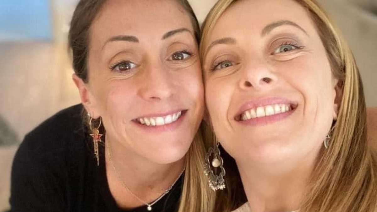Immagine di Io, patria e famiglia: i primi veleni nella tribù di Giorgia Meloni dopo le nomine di Fazzolari e Arianna