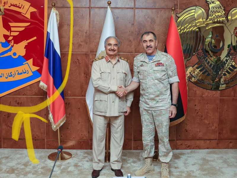  Il ministro russo Yevkurov con il generale Haftar si stringono la mano durante il vertice di Bengasi