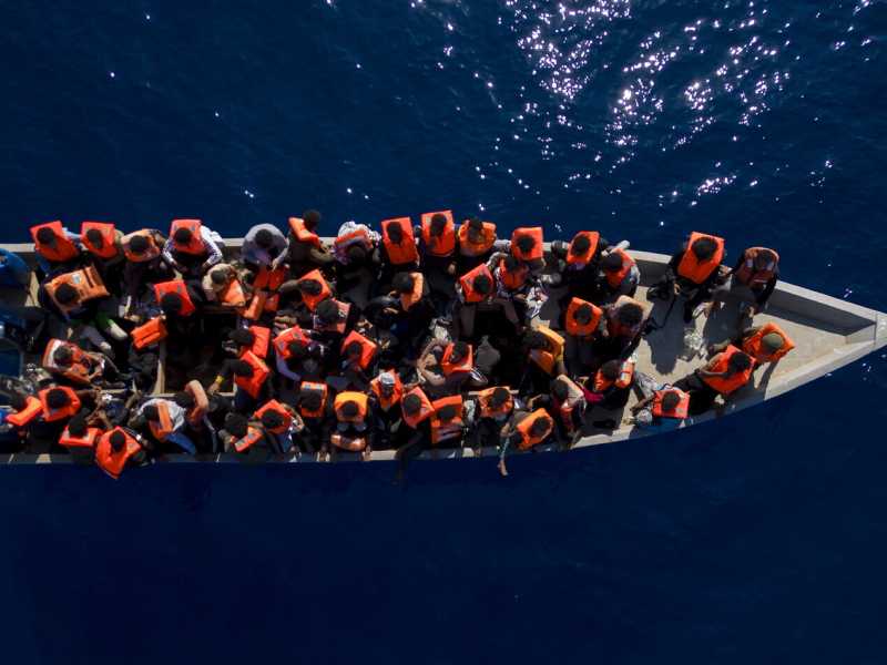 &nbsp;Un'operazione di salvataggio dell'ong Open Arms al largo della Libia (foto LaPresse)