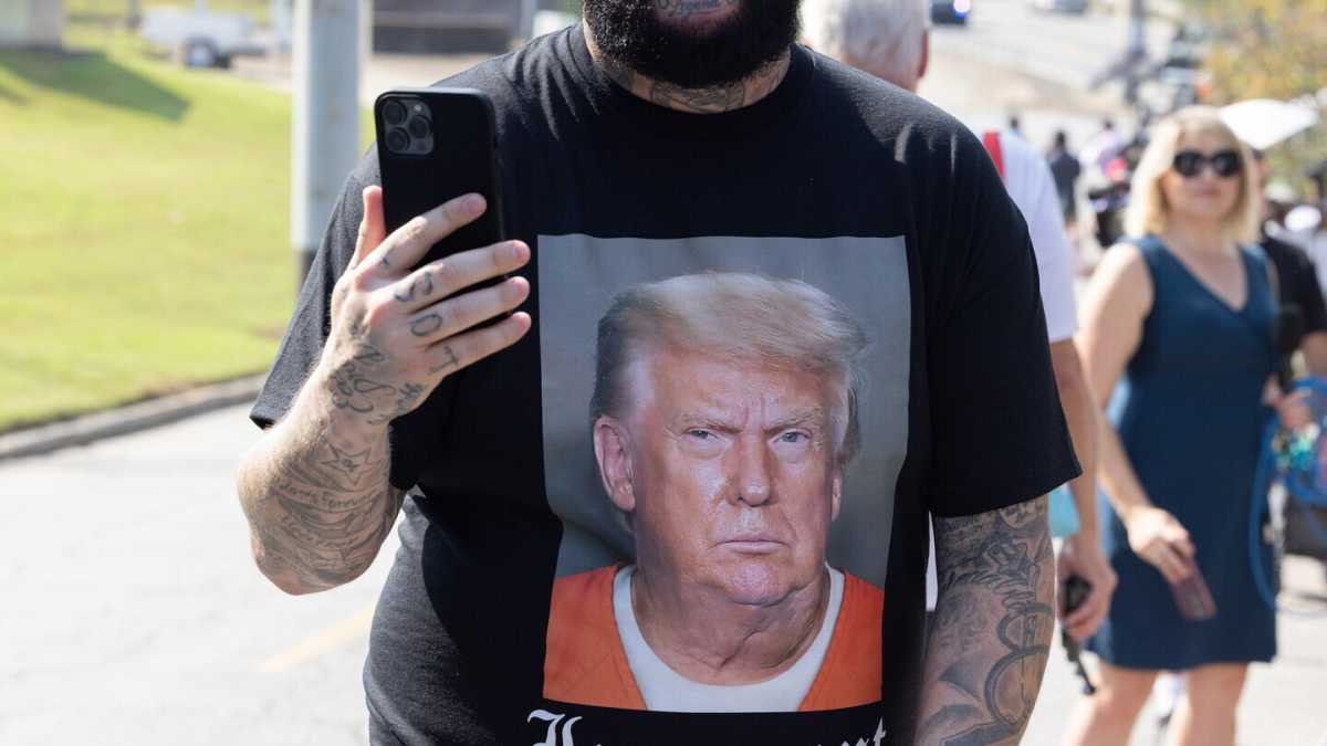 Immagine di Trump posa come Churchill, e i sostenitori nella foto segnaletica vedono l’uomo forte
