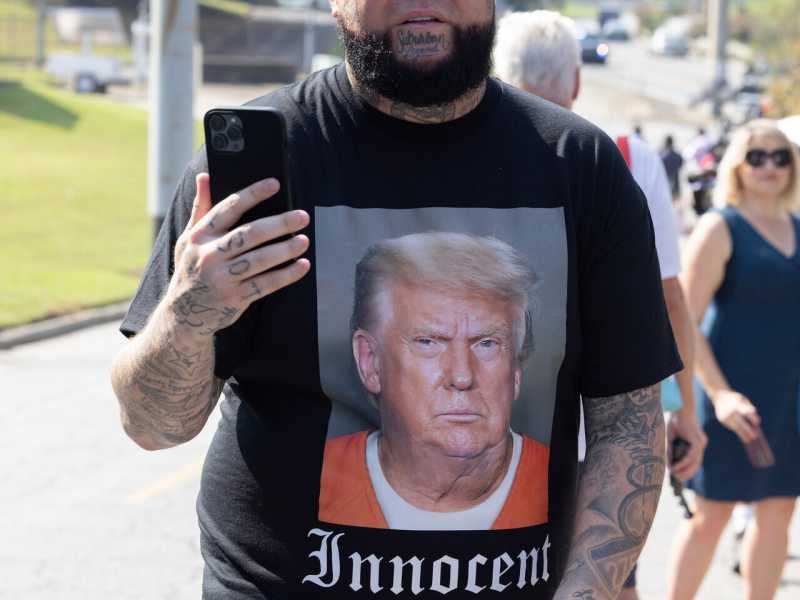 Un sostenitore dell'ex presidente Donald Trump fuori dalla prigione della contea di Fulton (Foto di Jessica McGowan/Getty Images)&nbsp;<br />