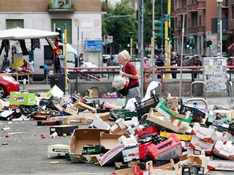 Anziani poveri al mercato Papignano, Milano (LaPresse)<br />