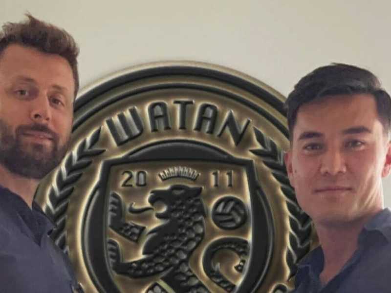 DIDA Francesco Errante (a sinistra) e il presidente del Watan, la squadra della comunit&agrave; afghana&nbsp;