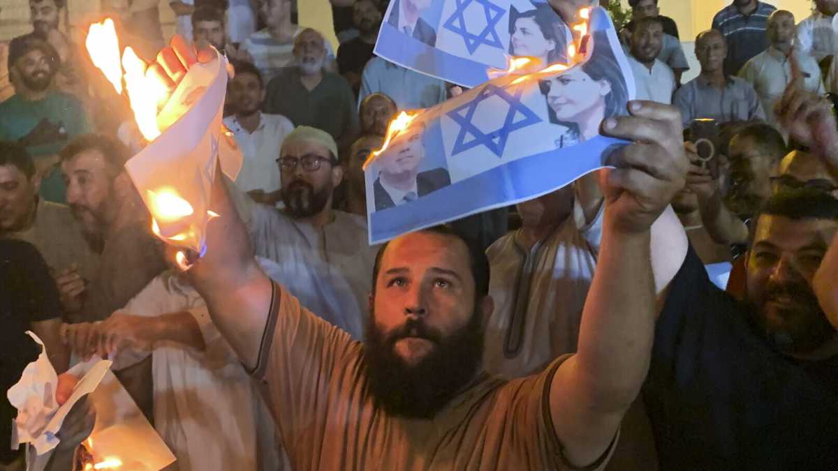 Immagine di In Libia si bruciano le bandiere di Israele. L'Italia "colta di sorpresa"