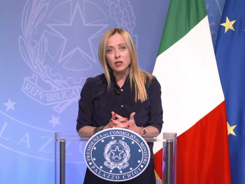Meloni in allarme per manovra e migranti. E avvisa i ministri: dovrete tagliare