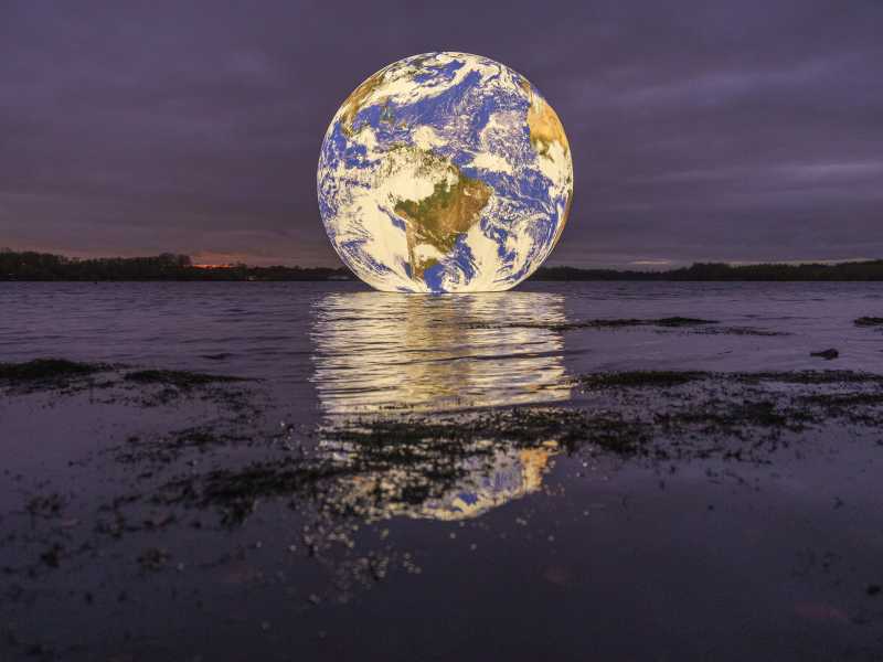 "Floating Earth" dell'artista Luke Jerram (Foto di Christopher Furlong/Getty Images) <br />
