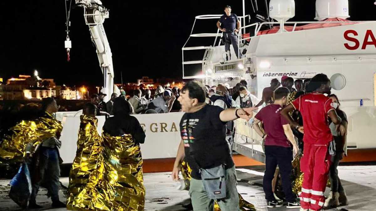 Immagine di Meloni ammette che sui migranti il governo non è coordinato, e cerca soluzioni bizzarre