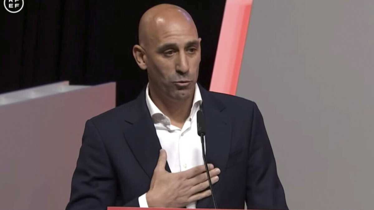 Immagine di Un bacio di un coach alla sua atleta si fa scandalo. Ma a violare davvero l’intimità è ben altro