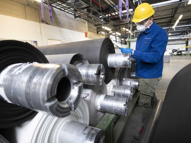 &nbsp;Operaio al lavoro (foto Ansa)