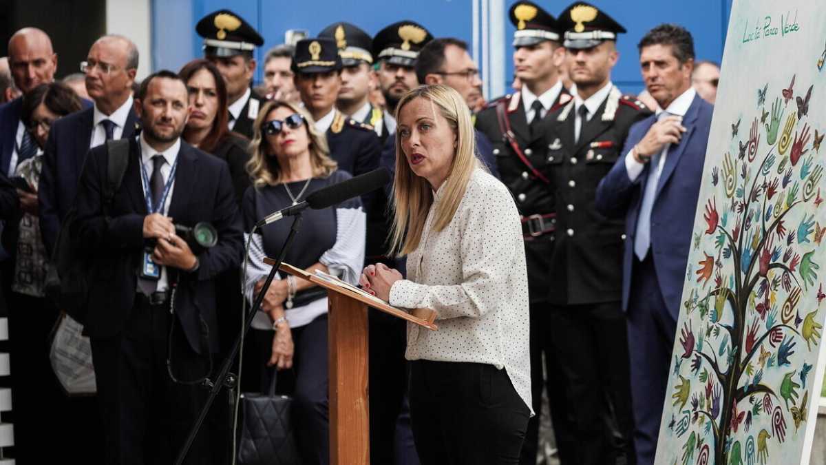 Immagine di Meloni a Caivano promette redenzione, ma i dannati sono scettici: "Quando se ne va?"
