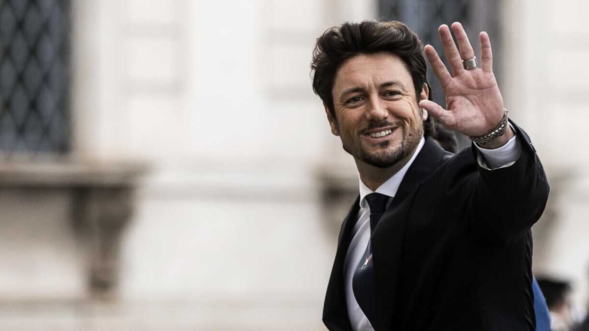 Immagine di Ministri (e familiari) di Meloni offrano il loro silenzio alla patria