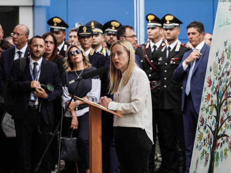 Meloni a Caivano promette redenzione, ma i dannati sono scettici: "Quando se ne va?"