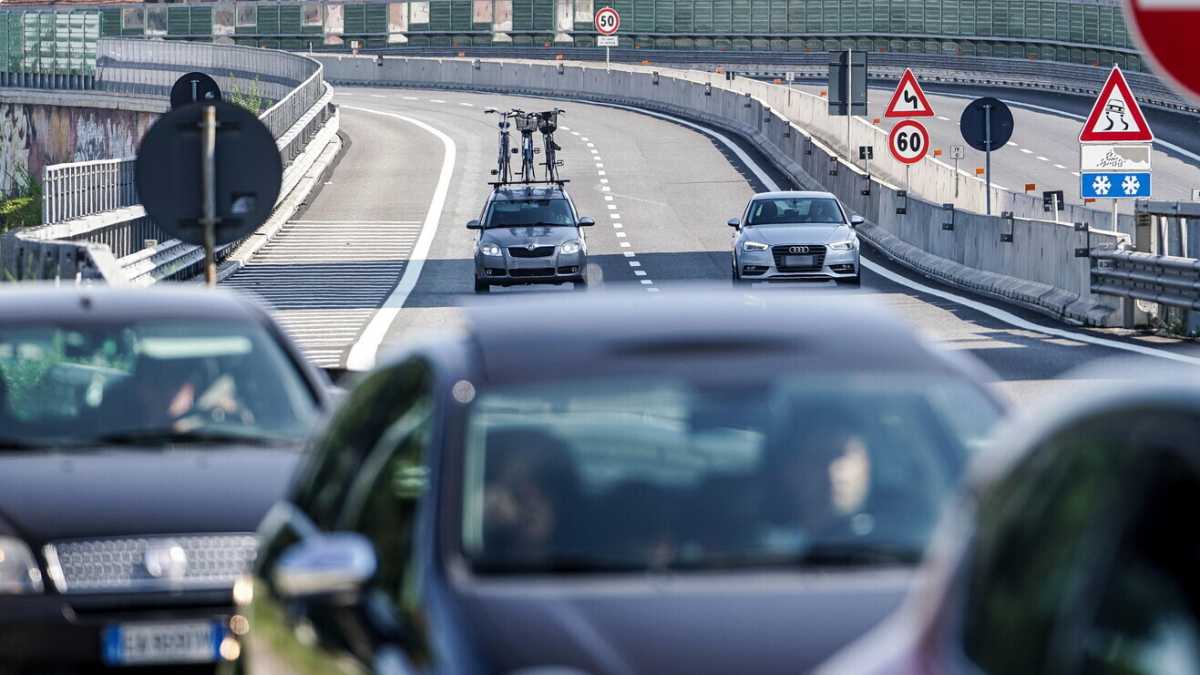 Immagine di Gli acquisti di auto diesel in Ue superano le elettriche, ma c'è troppa confusione perché qualcuno se ne accorga