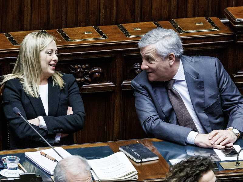 "Date qualcosa a Tajani". Il collasso di Forza Italia è il cruccio di Meloni