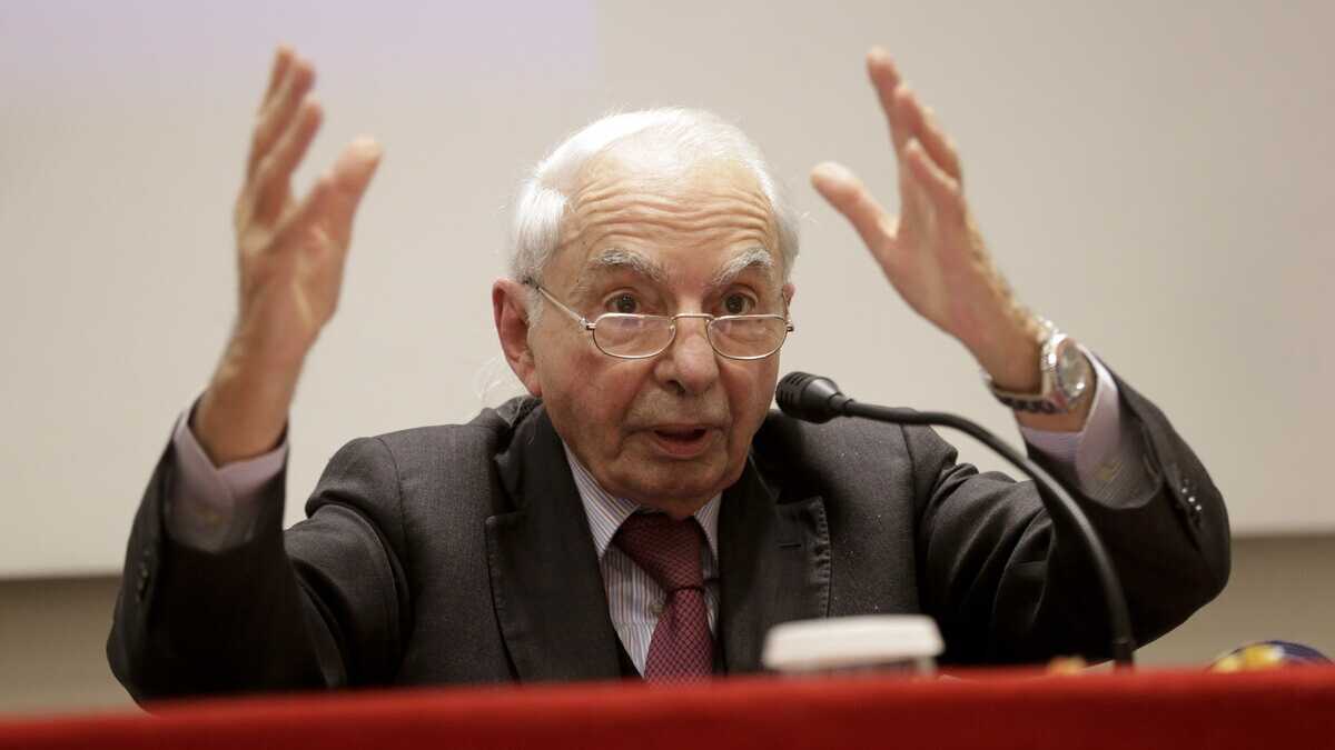 Immagine di Strage di Ustica, la versione di Giuliano Amato: "Opera dei francesi, Craxi informò Gheddafi. Macron si scusi"