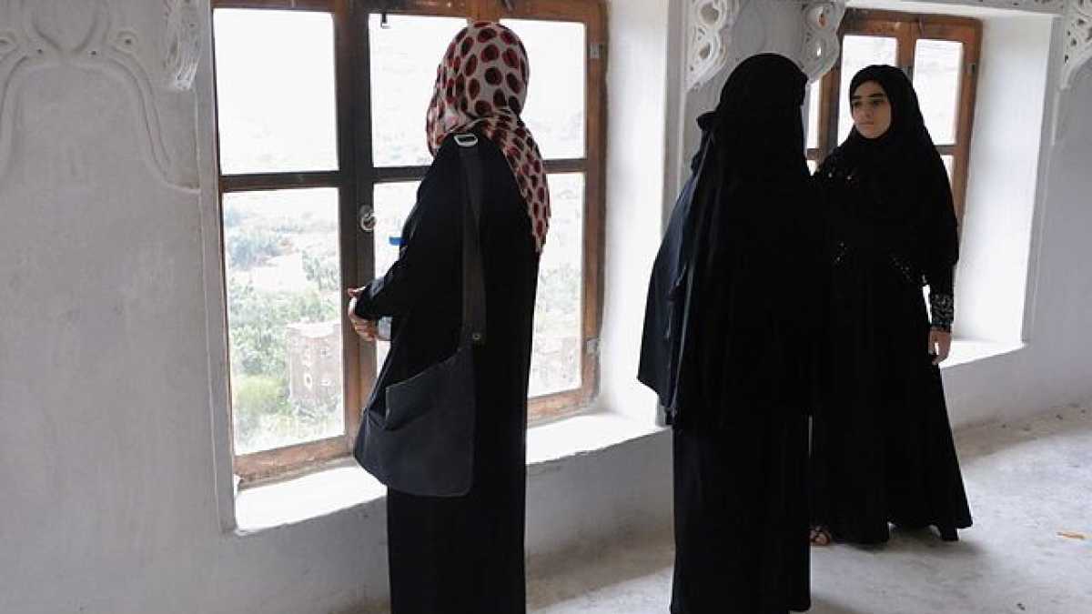 Immagine di La scuola francese riapre tra i tutorial per aggirare il divieto dell’abaya